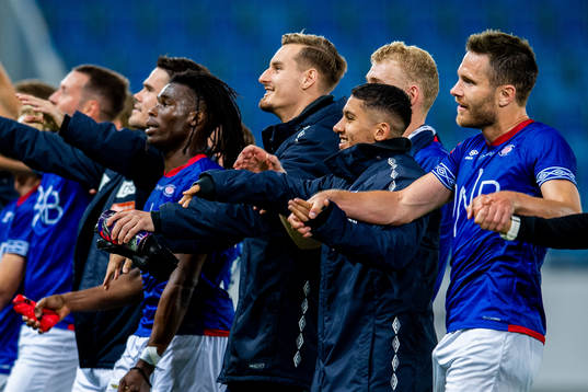 Osame Sahraoui, Matthías Vilhjálmsson and the players of Vålerenga celebrate