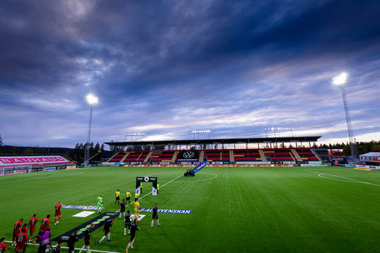 Spelarna på väg in på planen