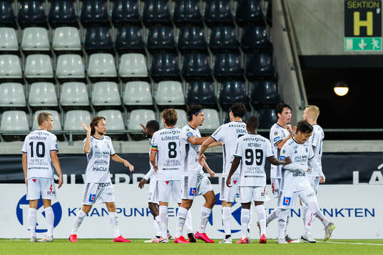 Sirius Axel Björnström jublar med lagkamrater efter 0-1