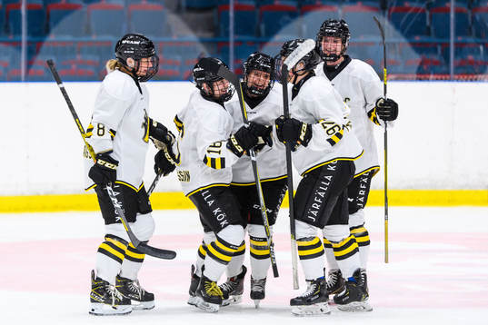 s Emmy Alasalmi jublar med lagkamrater