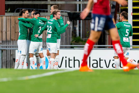 Jönköpings Dzenis Kozica jublar med lagkamrater