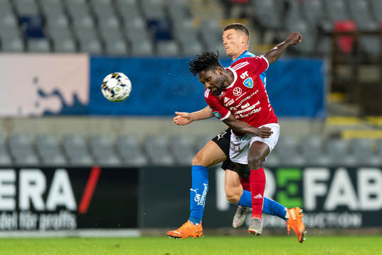 Umeås Emmanuel Yeboah och Halmstads Samuel Kroon