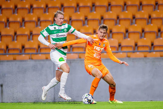 Västerås Emil Skogh och AFC Eskilstunas Pontus Rödin