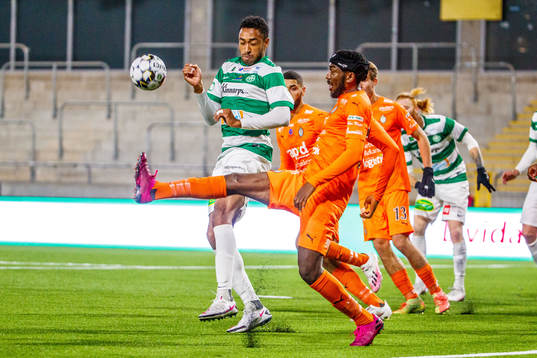 Västerås Brian Span och AFC Eskilstunas Chidi Dauda Omeje