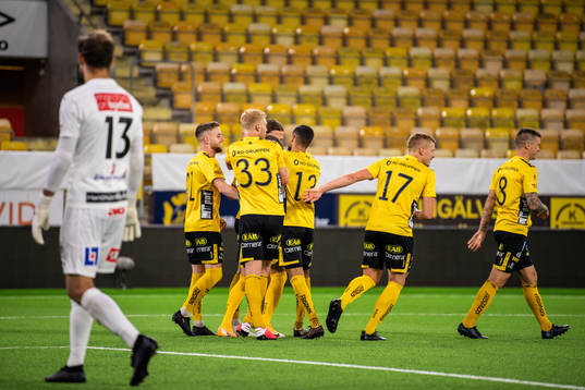 Elfsborgs Jesper Karlsson jublar med lagkamrater efter 2-1
