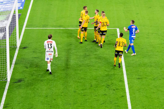 Elfsborgs spelare jublar efter att Jesper Karlsson gjort 2-1