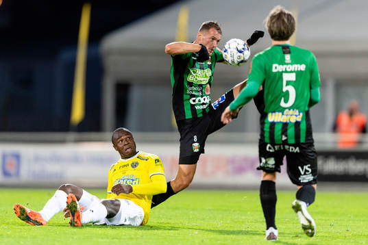 Falkenbergs Nsima Peter och Varbergs Albert Ejupi