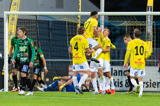 Falkenbergs spelare jublar efter 1-0 genom Axel Norén