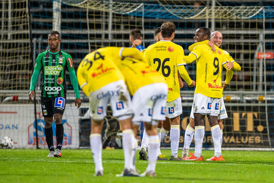 Falkenbergs Nsima Peter jublar med lagkamrater efter 2-1
