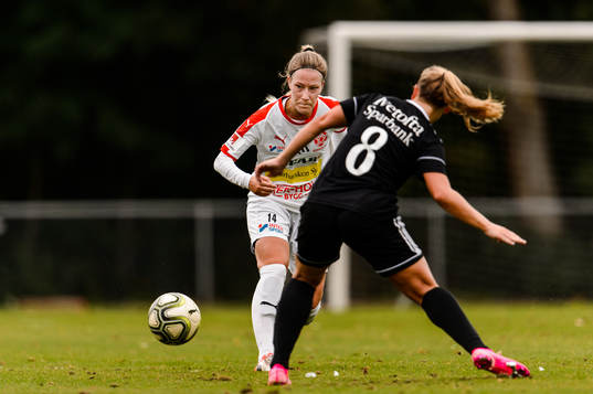 Borgebys Emilia Jönsson and Brömöllas Lova Hansson