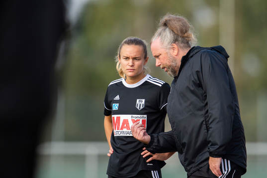 Brömöllas tränare Pierre Persson instruerar Mathilda