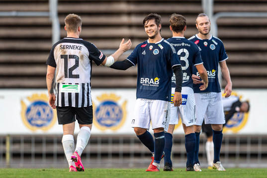 Landskronas Niklas Nielsen och Utsiktens Andreas Jernarp tackar varandra