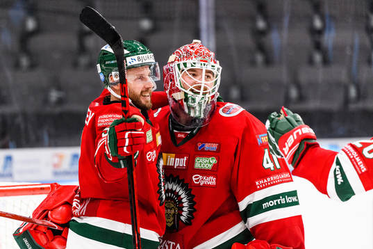 Frölundas Jan Mursak och målvakt Niklas Rubin jublar