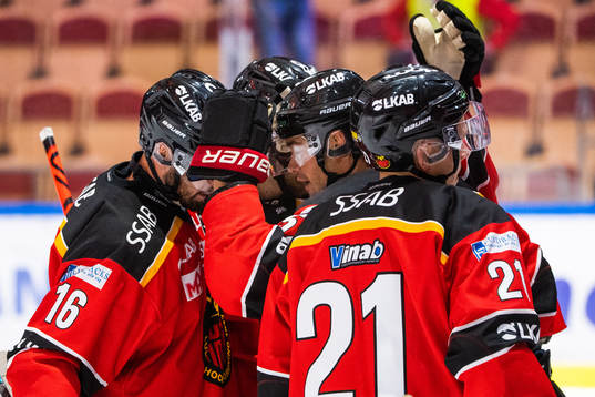 Luleås Karl Fabricius jublar med lagkamrater