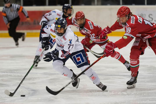 Linköpings Linnea Johansson håller undan för Modos Lore