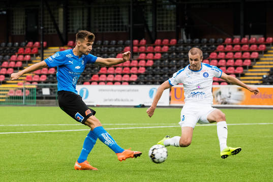 Halmstads Rasmus Wiedesheim-Paul med ett skott förbi