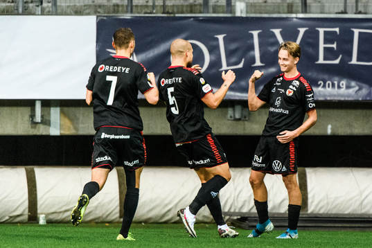 Kalmars Douglas Bergqvist och Isak Magnusson jublar efter 0-2