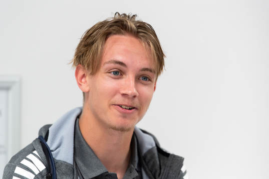 Kalmars Isak Magnusson blir intervjuad