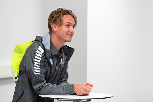 Kalmars Isak Magnusson blir intervjuad