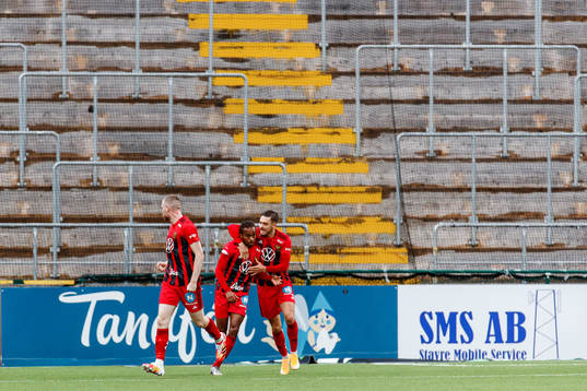 Östersunds Francis Jon-Baptiste  jublar med Felix Hörberg