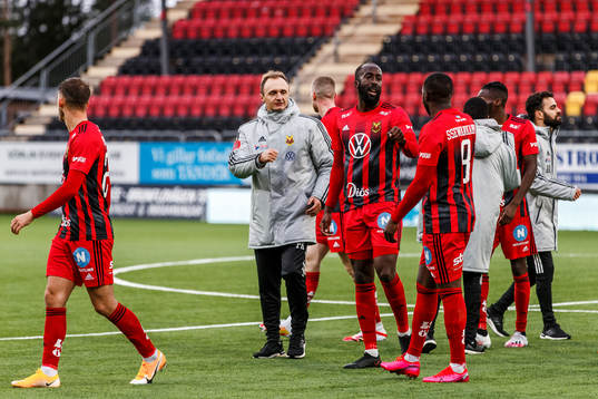 Östersunds tränare Pero Kapcevic, Ronald Mukiibi och Isak Ssewankambo jublar