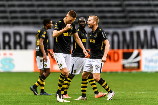 s Karol Mets och Sebastian Larsson jublar