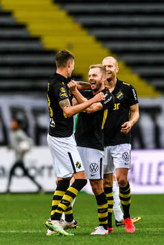 s Mikael Lustig , Sebastian Larsson och Per Karlsson jublar efter fotbollsmatchen i Allsvenskan mellan AIK och Hammarby den 20 september 2020 i Stockholm.