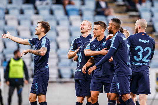 Malmö FFs Arnór Traustason, Franz Brorsson, Jonas Knudsen och Isaac Kiese Thelin jublar efter 0-1
