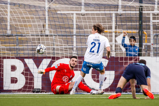 IFK Norrköpings Simon Thern oroar framför Malmö FFs