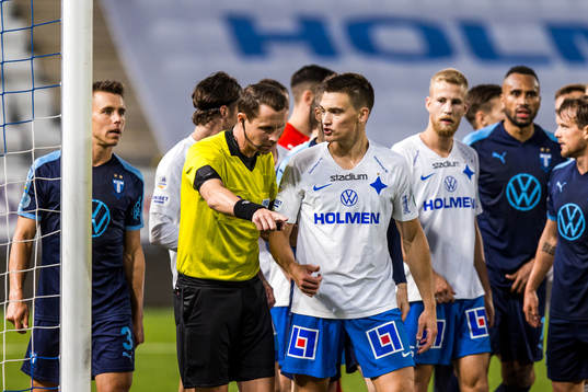 Domare Andreas Ekberg och IFK Norrköpings Rasmus Stensbæk