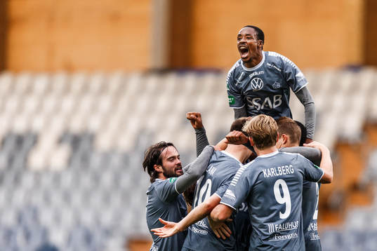 Brages spelare jublar efter 0-1 av Seth Kanteh Hellberg