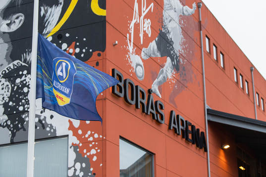 Den allsvenska flaggan på halv stång utanför Borås