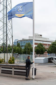 Den allsvenska flaggan på halv stång utanför Borås