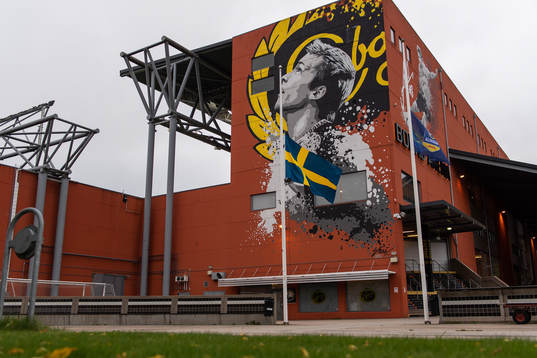 Den svenska och allsvenska flaggan på halv stång utanför