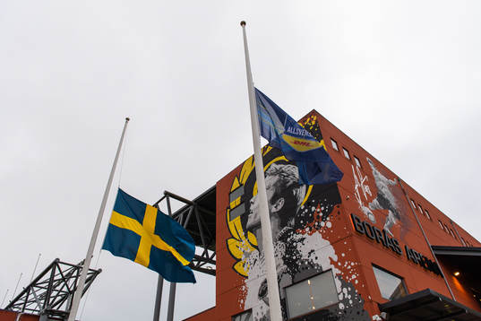 Den svenska och allsvenska flaggan på halv stång utanför Borås Arena på grund av att Sveriges Fotbollsförbunds före detta ordförande Lars-Åke Lagrell avlidit