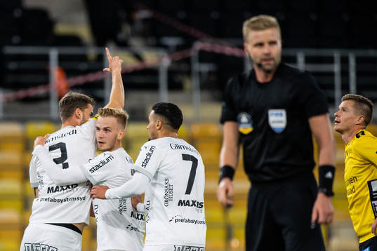 Häckens Johan Hammar jublar med Jasse Tuominen  och Ahmed Yasin efter 1-1