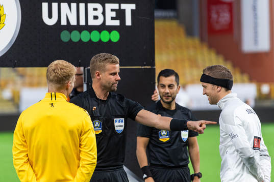 Elfsborgs Sivert Heltne Nilsen, domare Glenn Nyberg och
