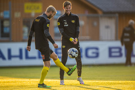 Mjällbys Viktor Gustafson  och Taylor Silverholt