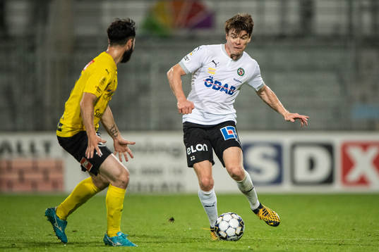 Örebros Albin Granlund och Mjällbys Jonathan Tamimi