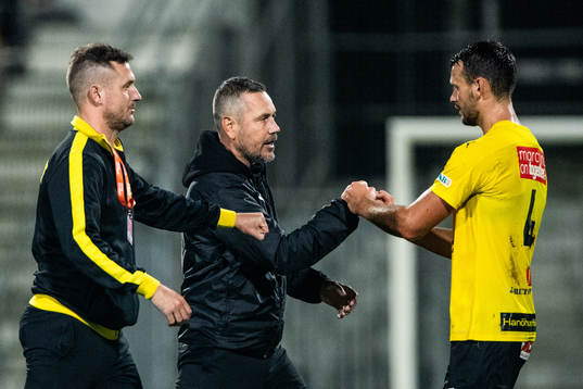 Mjällbys tränare Marcus Lantz och Max Watson jublar