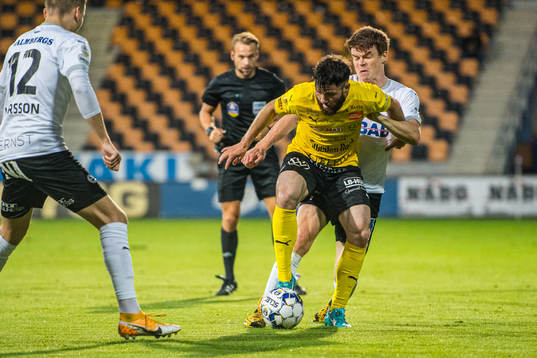 Mjällbys Jonathan Tamimi   och Örebros Eddie Albin
