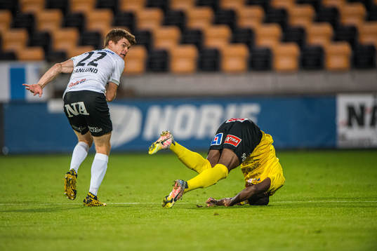 Örebros Eddie Albin Alexander Granlund och Mjällbys Moses