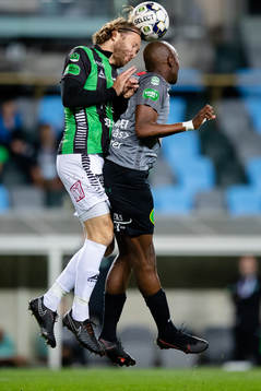 GAIS Emil Wahlström i nickduell med Västerås Moonga Simba