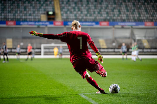 GAIS målvakt Mathias Karlsson med en liggande utspark