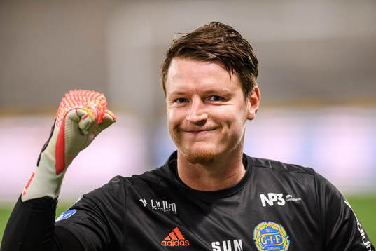 Sundsvalls målvakt Lloyd John Saxton jublar