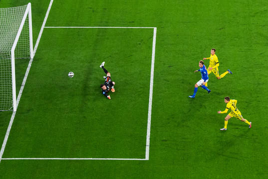 Sundsvalls målvakt Lloyd John Saxton räddar ett skott