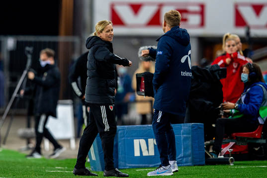 Jayne Ludlow, head coach of Wales, and Martin Sjögren, head coach of Norway,