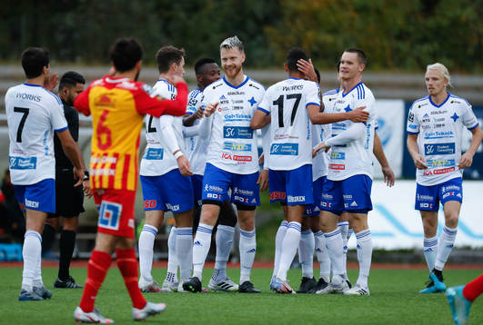  IFK Lueås William Olausson jublar tillsamman med sina lagkamrater efter sitt 2-0-mål
