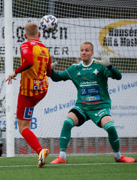 Örebros Syrianskas  Linus Lamu tar ett avslut mot IFK Luleås målvakt Tomas Adell