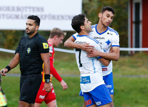 IFK Luleås Yassine Assam jublar tillsammans med Joakim Persson